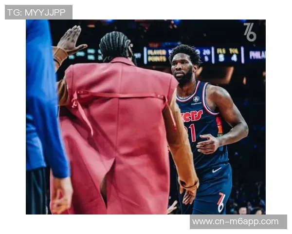 76人客战绿军登机照曝光恩比德微笑乌布雷粉色拖鞋引关注