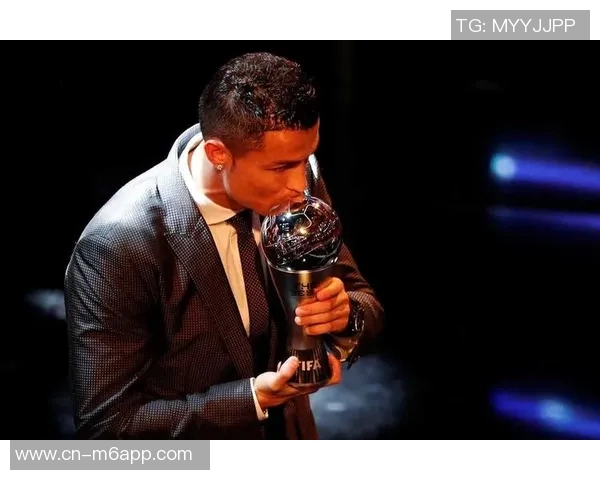C罗分享最佳中东球员奖杯照感谢所有支持者的陪伴与鼓励 C罗分享最佳中东球员奖杯照感谢所有支持者的陪伴与鼓励